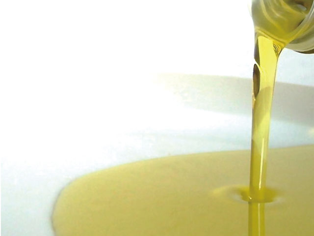 オリーブの実とオリーブオイルのボトル