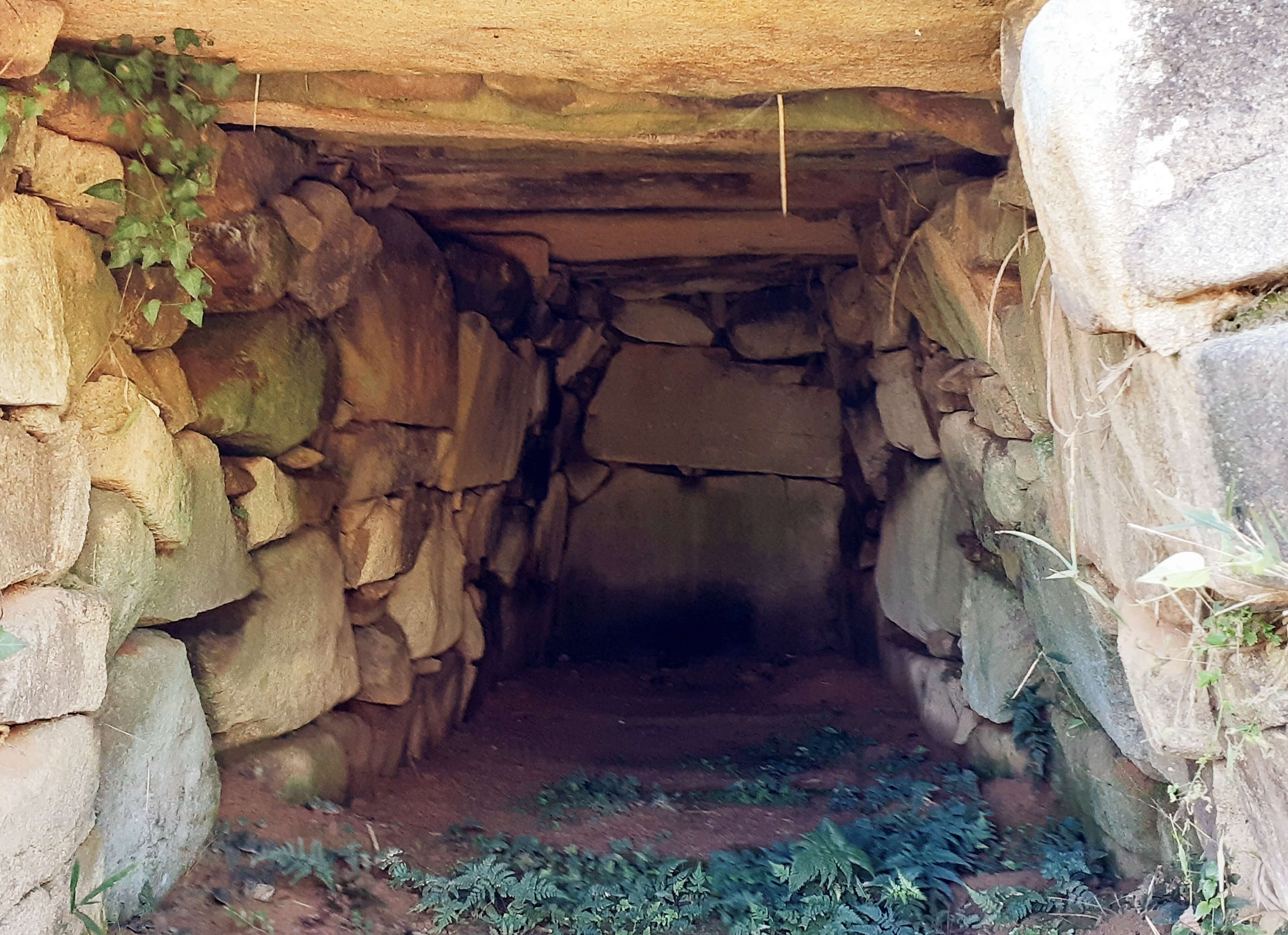 本鞍馬石沓石　ウブなで肩　数寄屋 本鞍馬石沓石 ウブなで肩 数寄屋